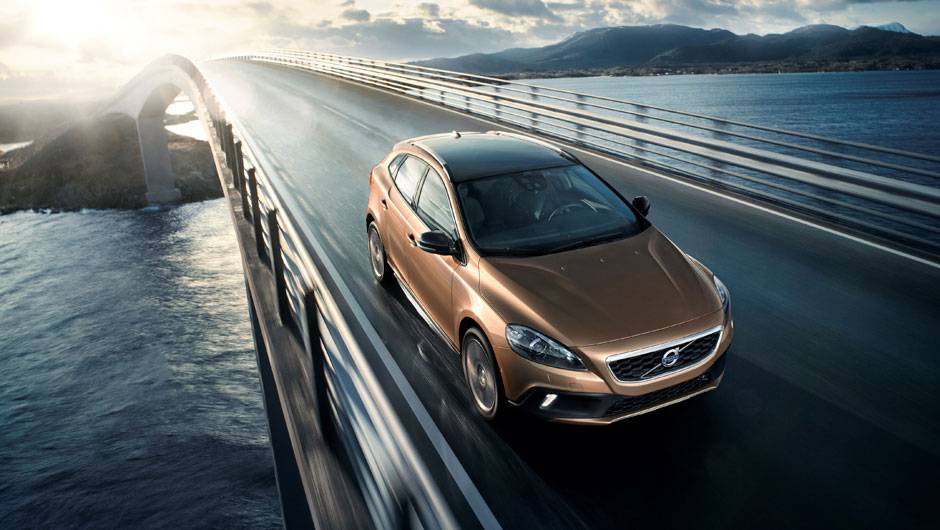 Com visual mais robusto, o carro chega com amplo conjunto tecnol&oacute;gico e de seguran&ccedil;a | <a href="https://quatrorodas.abril.com.br/noticias/fabricantes/volvo-v40-cross-country-chega-ao-brasil-777066.shtml" rel="migration">Leia mais</a>
