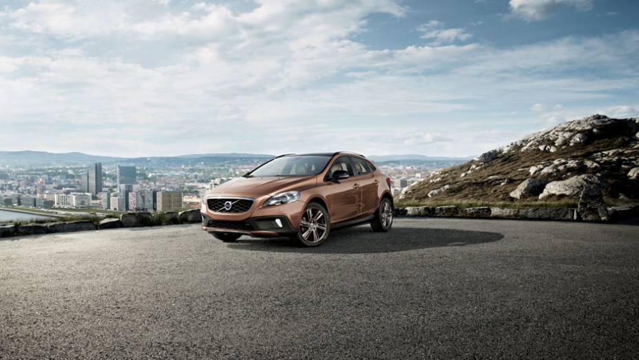 A tração integral é um dos itens de série do modelo | <a href="https://quatrorodas.abril.com.br/noticias/fabricantes/volvo-v40-cross-country-chega-ao-brasil-777066.shtml" rel="migration">Leia mais</a>