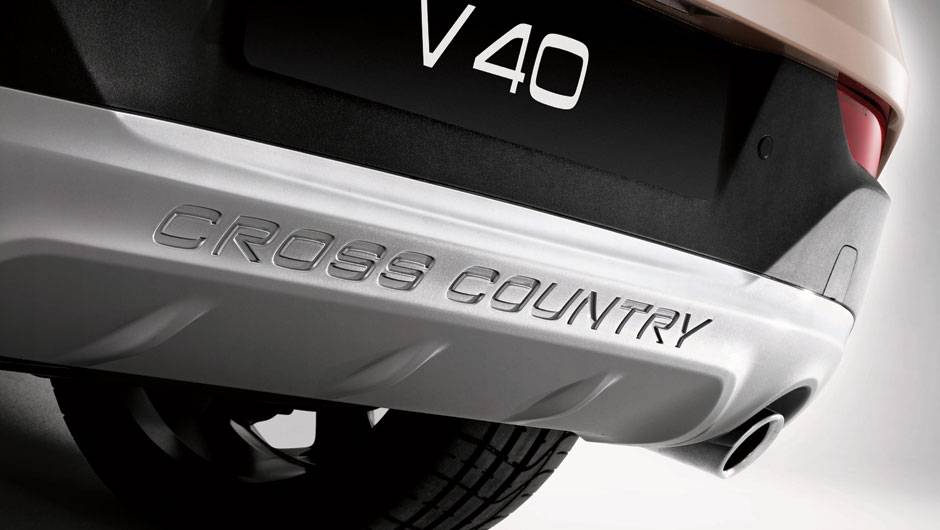 Aplique pl&aacute;stico na parte inferior do para-choque traseiro traz o nome da vers&atilde;o grafado em baixo relevo | <a href="https://quatrorodas.abril.com.br/noticias/fabricantes/volvo-v40-cross-country-chega-ao-brasil-777066.shtml" rel="migration">Leia mais</a>