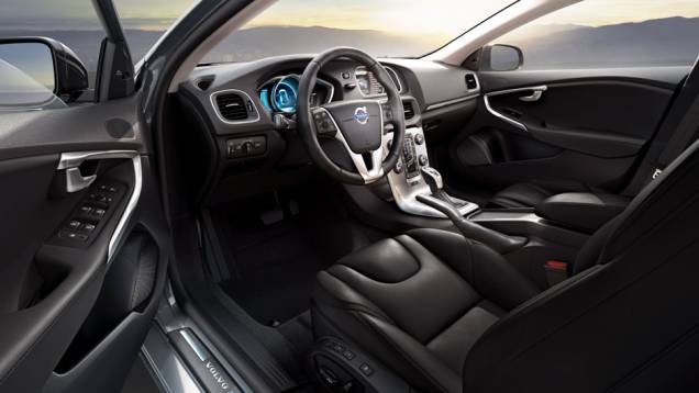 Interior tem design minimalista e muito luxo | <a href="https://quatrorodas.abril.com.br/noticias/fabricantes/volvo-v40-cross-country-chega-ao-brasil-777066.shtml" rel="migration">Leia mais</a>