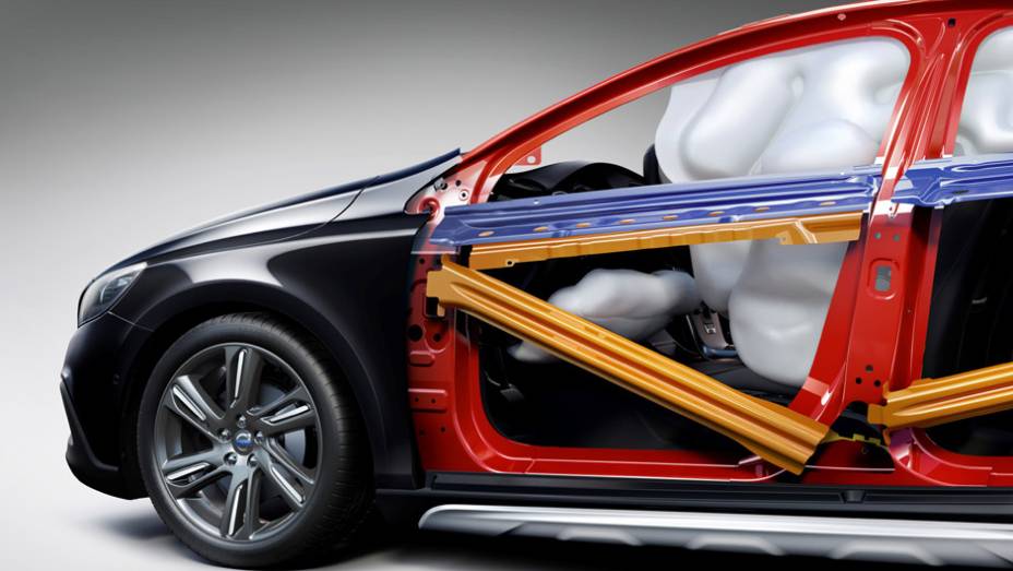 A segurança, uma das marcas registradas da Volvo, também aparece no V40 Cross Country: só de airbags são sete bolsas infláveis | <a href="http://quatrorodas.abril.com.br/noticias/fabricantes/volvo-v40-cross-country-chega-ao-brasil-777066.shtml" rel="migration"></a>