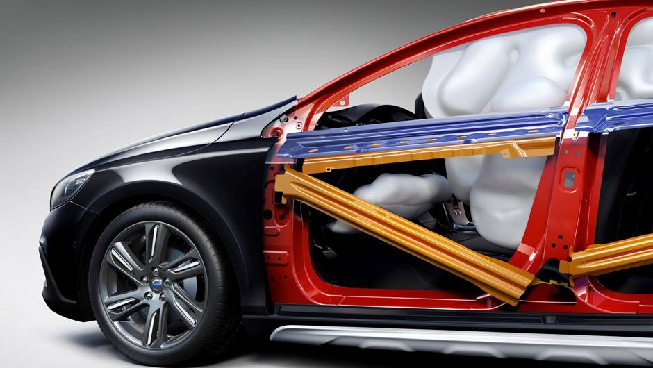 A seguran&ccedil;a, uma das marcas registradas da Volvo, tamb&eacute;m aparece no V40 Cross Country: s&oacute; de airbags s&atilde;o sete bolsas infl&aacute;veis | <a href="https://quatrorodas.abril.com.br/noticias/fabricantes/volvo-v40-cross-country-chega-ao-brasil-777066.shtml" rel="migration"></a>