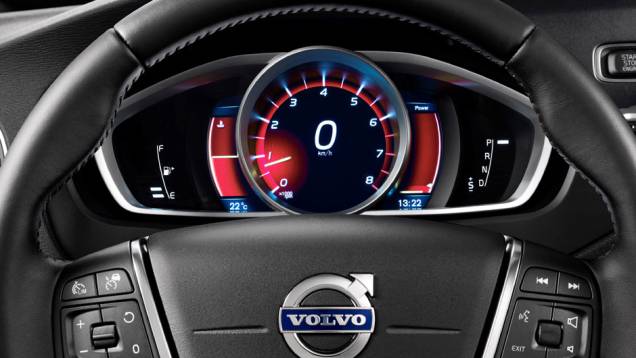 Quadro de instrumentos tem três opções de aparência; uma delas é a esportiva Performance, que traz iluminação avermelhada | <a href="https://quatrorodas.abril.com.br/noticias/fabricantes/volvo-v40-cross-country-chega-ao-brasil-777066.shtml" rel="migration">Leia mais</a>