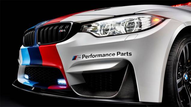 Modelo conta com a grade frontal na cor preta | <a href="https://quatrorodas.abril.com.br/noticias/fabricantes/bmw-apresenta-novo-carro-seguranca-motogp-776315.shtml" rel="migration">Leia mais</a>