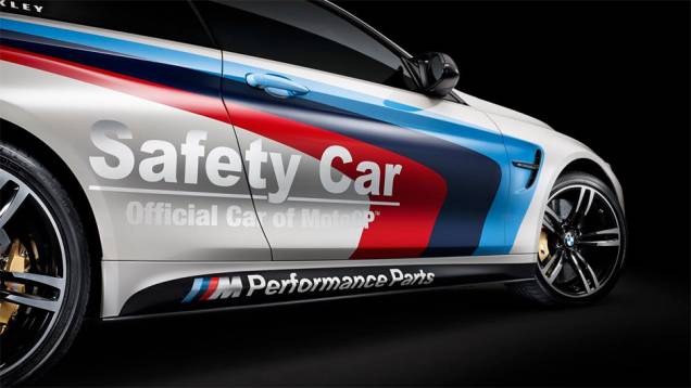 A BMW mostrou o M4 equipado com o pacote tradicional utilizado por carros de segurança: pintura branca com listras nas cores da divisão de motorsport da fábrica alemã | <a href="%20https://quatrorodas.abril.com.br/noticias/fabricantes/bmw-apresenta-novo-carr" rel="migration"></a>