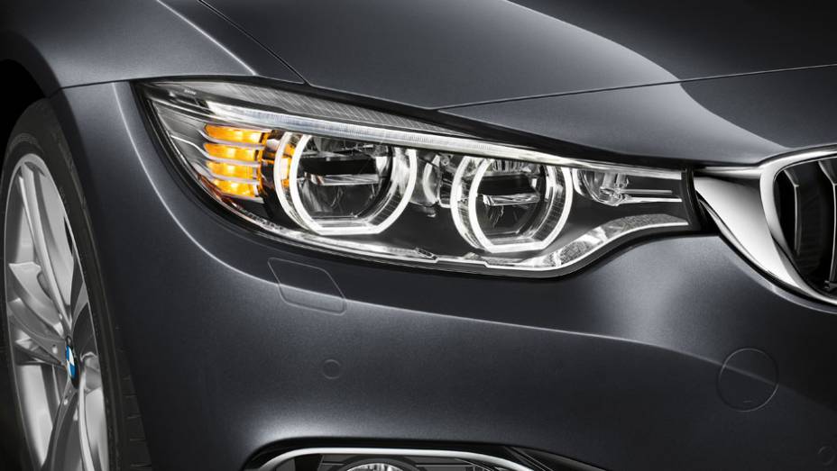 O lançamento da BMW no Brasil conta com faróis de LED | <a href="https://quatrorodas.abril.com.br/noticias/fabricantes/bmw-435i-coupe-m-sport-chega-ao-brasil-299-950-reais-777719.shtml" rel="migration">Leia mais</a>