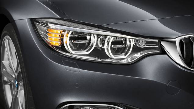 O lançamento da BMW no Brasil conta com faróis de LED | <a href="https://quatrorodas.abril.com.br/noticias/fabricantes/bmw-435i-coupe-m-sport-chega-ao-brasil-299-950-reais-777719.shtml" rel="migration">Leia mais</a>