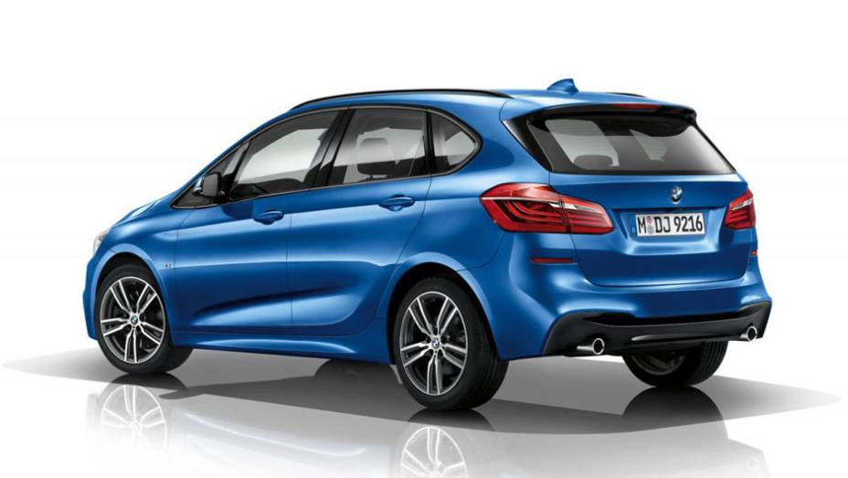 O modelo ganhou visual nitidamente mais agressivo do que a versão padrão | <a href="https://quatrorodas.abril.com.br/noticias/fabricantes/bmw-revela-serie-2-active-tourer-m-sport-777908.shtml" rel="migration">Leia mais</a>