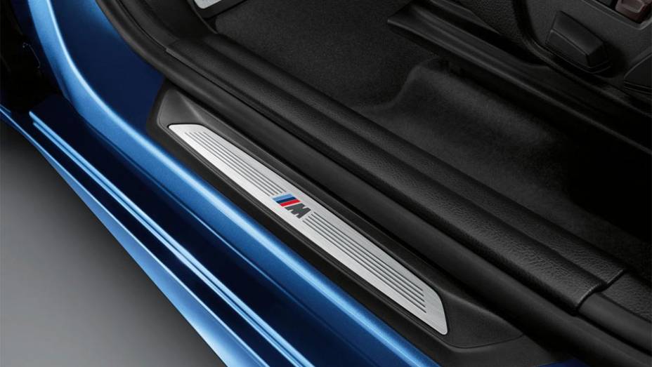 Detalhe da soleira com o emblema M | <a href="https://quatrorodas.abril.com.br/noticias/fabricantes/bmw-revela-serie-2-active-tourer-m-sport-777908.shtml" rel="migration">Leia mais</a>