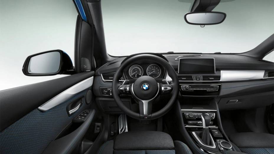 O estilo arrojado continua na cabine, já que o pacote M Sport acrescenta um volante esportivo revestido de couro, entre outros detalhes | <a href="%20https://quatrorodas.abril.com.br/noticias/fabricantes/bmw-revela-serie-2-active-tourer-m-sport-777908.shtml" rel="migration"></a>