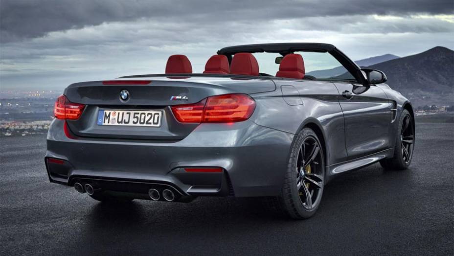 O M4 conversível segue os passos do M4 coupé e adota um exterior agressivo com estilo musculoso | <a href="%20https://quatrorodas.abril.com.br/noticias/saloes/new-york-2014/bmw-revela-m4-conversivel-778791.shtml" rel="migration">Leia mais</a>