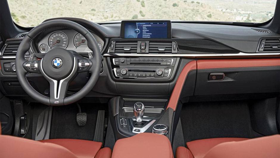 O estilo familiarizado continua na cabine, j&aacute; que o modelo &eacute; praticamente id&ecirc;ntico ao cup&ecirc;. Destaque para volante esportivo revestido de couro | <a href="%20https://quatrorodas.abril.com.br/noticias/saloes/new-york-2014/bmw-revela-m4-conversivel-778791.shtml" rel="migration"></a>