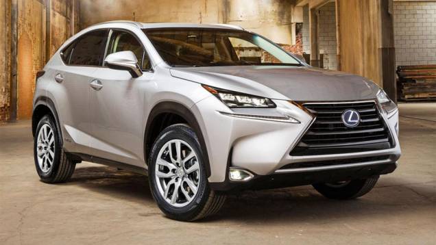 Na dianteira o modelo ostenta uma grande grade, ladeada por faróis esguios e tiras de luzes diurnas de LED | <a href="https://quatrorodas.abril.com.br/noticias/fabricantes/lexus-revela-nx-2015-tres-opcoes-motores-tracao-integral-779496.shtml" rel="migration">Leia mais</a> Na dianteira o modelo ostenta uma grande grade, ladeada por faróis esguios e tiras de luzes diurnas de LED | <a href="https://quatrorodas.abril.com.br/noticias/fabricantes/lexus-revela-nx-2015-tres-opcoes-motores-tracao-integral-779496.shtml" rel="migration">Leia mais</a>