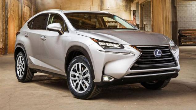 Na dianteira o modelo ostenta uma grande grade, ladeada por faróis esguios e tiras de luzes diurnas de LED | <a href="https://quatrorodas.abril.com.br/noticias/fabricantes/lexus-revela-nx-2015-tres-opcoes-motores-tracao-integral-779496.shtml" rel="migration">Leia mais</a>