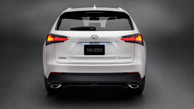 Na traseira há lâmpadas em forma de L equipadas com tecnologia LED, juntamente com duas saídas de escape cromadas | <a href="https://quatrorodas.abril.com.br/noticias/fabricantes/lexus-revela-nx-2015-tres-opcoes-motores-tracao-integral-779496.shtml" rel="migration">Leia</a> Na traseira há lâmpadas em forma de L equipadas com tecnologia LED, juntamente com duas saídas de escape cromadas | <a href="https://quatrorodas.abril.com.br/noticias/fabricantes/lexus-revela-nx-2015-tres-opcoes-motores-tracao-integral-779496.shtml" rel="migration">Leia</a>