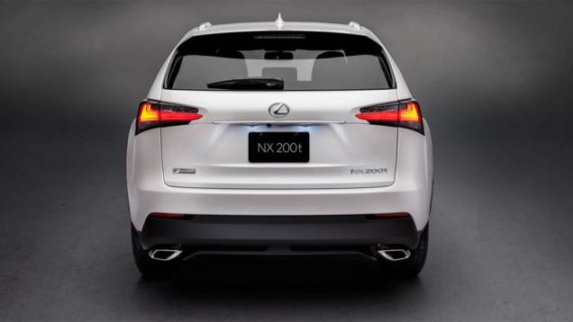 Na traseira há lâmpadas em forma de L equipadas com tecnologia LED, juntamente com duas saídas de escape cromadas | <a href="https://quatrorodas.abril.com.br/noticias/fabricantes/lexus-revela-nx-2015-tres-opcoes-motores-tracao-integral-779496.shtml" rel="migration">Leia</a>