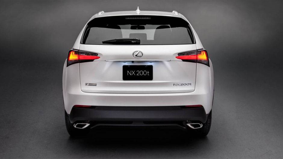 Na traseira h&aacute; l&acirc;mpadas em forma de L equipadas com tecnologia LED, juntamente com duas sa&iacute;das de escape cromadas | <a href="https://quatrorodas.abril.com.br/noticias/fabricantes/lexus-revela-nx-2015-tres-opcoes-motores-tracao-integral-779496.shtml" rel="migration">Leia</a>
