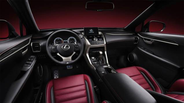 Detalhe do interior do novo Lexus NX | <a href="https://quatrorodas.abril.com.br/noticias/fabricantes/lexus-revela-nx-2015-tres-opcoes-motores-tracao-integral-779496.shtml" rel="migration">Leia mais</a>