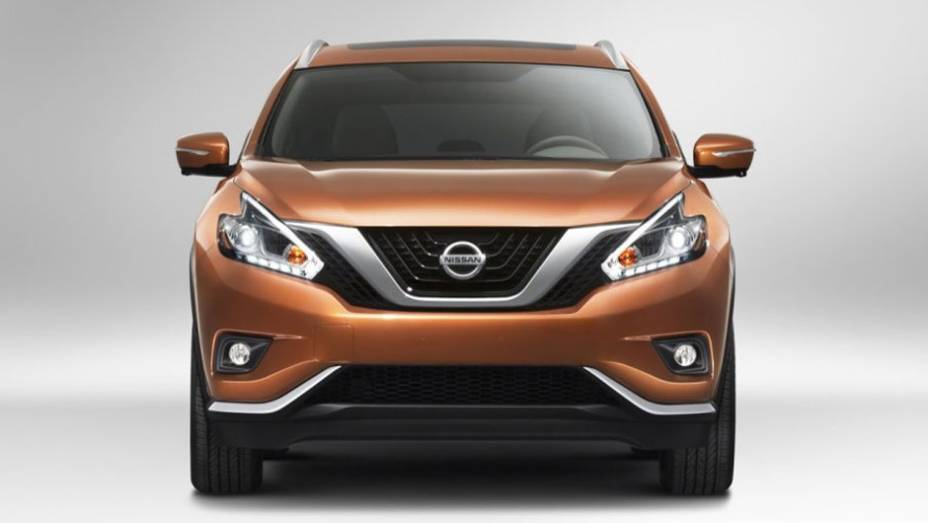 O novo Murano está disponível com faróis de LED e uma nova grade dianteira que melhora a aerodinâmica do veículo | <a href="%20https://quatrorodas.abril.com.br/noticias/fabricantes/nissan-murano-2015-sera-mostrado-nova-york-779763.shtml" rel="migration">Leia mais</a>