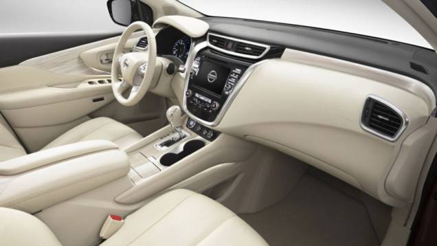 O interior do modelo é totalmente novo | <a href="https://quatrorodas.abril.com.br/noticias/fabricantes/nissan-murano-2015-sera-mostrado-nova-york-779763.shtml" rel="migration">Leia mais</a>