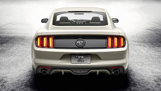 Modelo estreia no Salão de Nova York e celebra cinco décadas | <a href="https://quatrorodas.abril.com.br/noticias/saloes/new-york-2014/ford-anuncia-mustang-50-year-limited-edition-779908.shtml" rel="migration">Leia mais</a> Modelo estreia no Salão de Nova York e celebra cinco décadas | <a href="https://quatrorodas.abril.com.br/noticias/saloes/new-york-2014/ford-anuncia-mustang-50-year-limited-edition-779908.shtml" rel="migration">Leia mais</a>