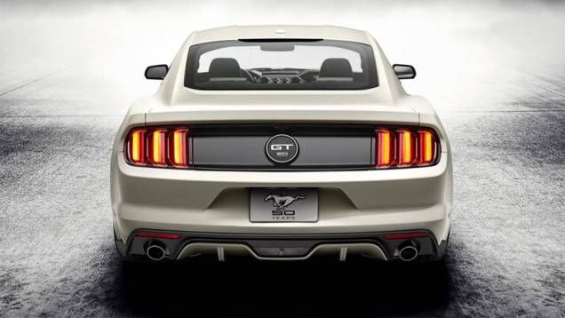 Modelo estreia no Salão de Nova York e celebra cinco décadas | <a href="https://quatrorodas.abril.com.br/noticias/saloes/new-york-2014/ford-anuncia-mustang-50-year-limited-edition-779908.shtml" rel="migration">Leia mais</a>