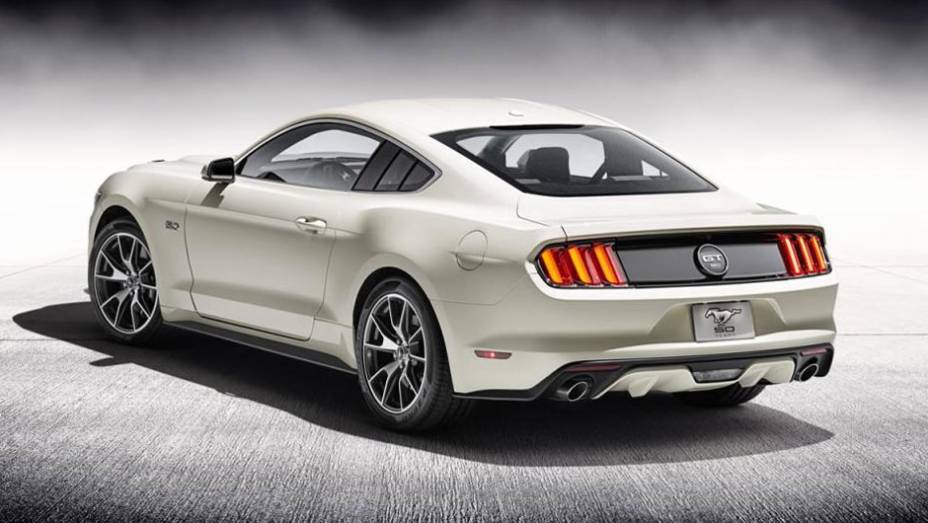 Apenas 1.964 unidades serão construídas e todas elas vão se basear no Mustang GT ano-modelo 2015 | <a href="https://quatrorodas.abril.com.br/noticias/saloes/new-york-2014/ford-anuncia-mustang-50-year-limited-edition-779908.shtml" rel="migration">Leia mais</a>