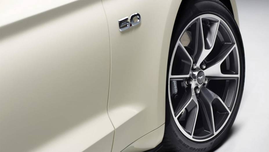 Detalhe da roda de liga leve de 19 polegadas e dos freios Brembo | <a href="https://quatrorodas.abril.com.br/noticias/saloes/new-york-2014/ford-anuncia-mustang-50-year-limited-edition-779908.shtml" rel="migration">Leia mais</a>