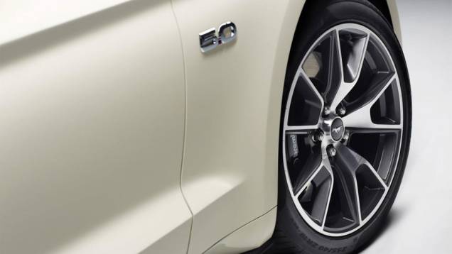 Detalhe da roda de liga leve de 19 polegadas e dos freios Brembo | <a href="https://quatrorodas.abril.com.br/noticias/saloes/new-york-2014/ford-anuncia-mustang-50-year-limited-edition-779908.shtml" rel="migration">Leia mais</a> Detalhe da roda de liga leve de 19 polegadas e dos freios Brembo | <a href="https://quatrorodas.abril.com.br/noticias/saloes/new-york-2014/ford-anuncia-mustang-50-year-limited-edition-779908.shtml" rel="migration">Leia mais</a>
