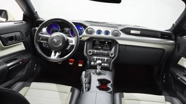 O carro vem completo, então os compradores só terão de escolher, além da pintura, entre uma caixa manual de seis velocidades ou uma transmissão automática de seis velocidades | <a href="https://quatrorodas.abril.com.br/noticias/saloes/new-york-2014/ford-an" rel="migration"></a> O carro vem completo, então os compradores só terão de escolher, além da pintura, entre uma caixa manual de seis velocidades ou uma transmissão automática de seis velocidades | <a href="https://quatrorodas.abril.com.br/noticias/saloes/new-york-2014/ford-an" rel="migration"></a>