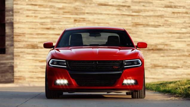 A reestilização significativa da Dodge feita no Charger começa com um painel frontal inspirado no Dart, combinado com uma grade mais estreita e faróis mais arredondados | <a href="https://quatrorodas.abril.com.br/noticias/saloes/new-york-2014/dodge-mostra-" rel="migration"></a>