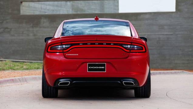 Há também um novo spoiler de três peças no modelo, que vem de série na variante R/T | <a href="https://quatrorodas.abril.com.br/noticias/saloes/new-york-2014/dodge-mostra-charger-2015-nova-york-780063.shtml" rel="migration">Leia mais</a>