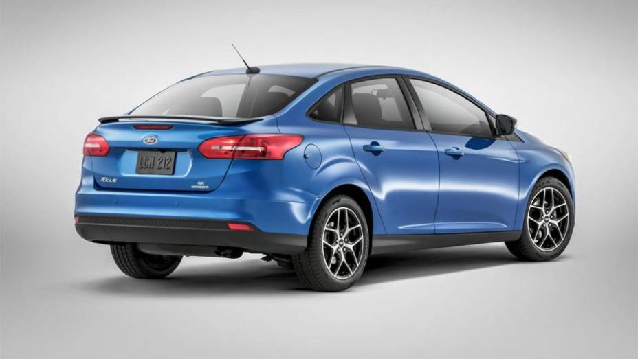 Reestilizado, modelo estreia motor 1.0 Ecoboost por lá | <a href="https://quatrorodas.abril.com.br/noticias/saloes/new-york-2014/novo-focus-sedan-surge-eua-779254.shtml" rel="migration">Leia mais</a>