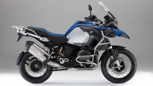 A motocicleta conta com um motor boxer de 1.170 cc, com refrigeração mista (ar e água) | <a href="https://quatrorodas.abril.com.br/moto/noticias/nova-bmw-r-1200-gs-adventure-chega-r-87-900-780846.shtml" rel="migration">Leia mais</a>
