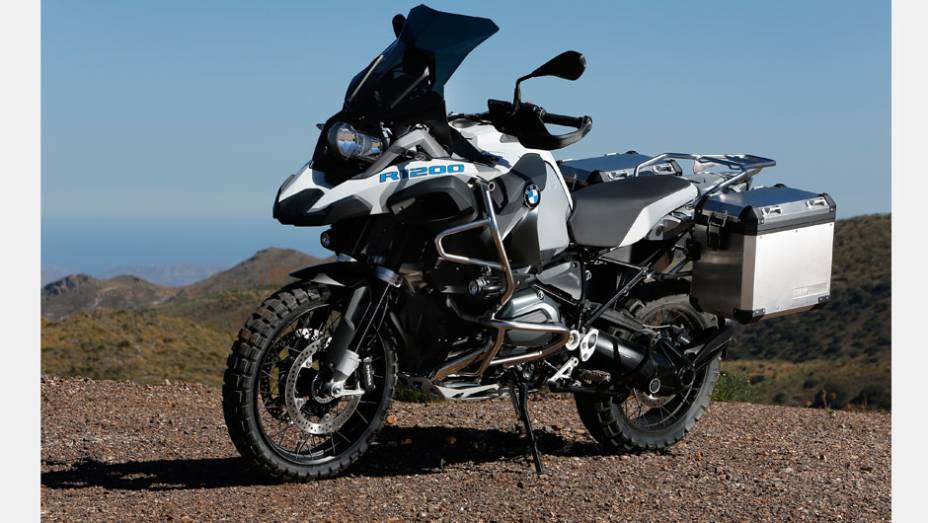 Motocicleta entrega 125 cavalos de potência e 12,5 mkgf de torque | <a href="https://quatrorodas.abril.com.br/moto/noticias/nova-bmw-r-1200-gs-adventure-chega-r-87-900-780846.shtml" rel="migration">Leia mais</a>