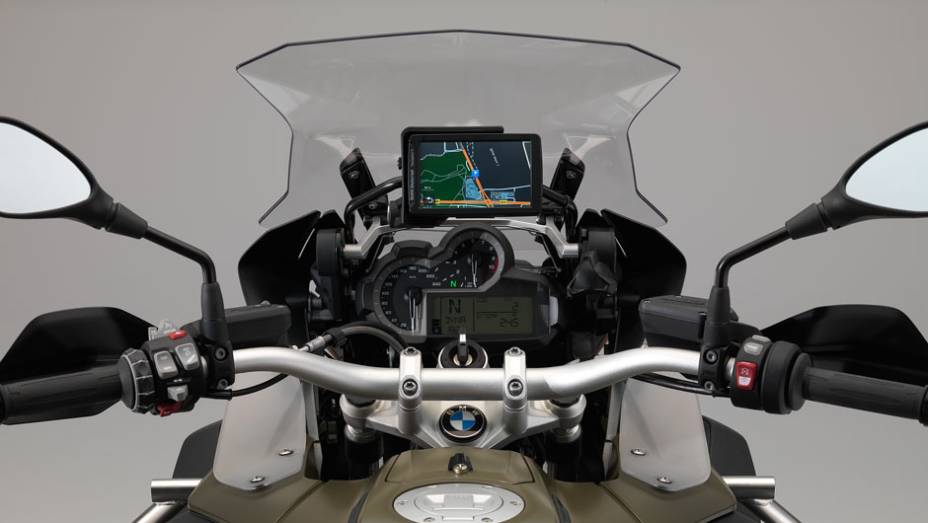 Detalhe do painel de instrumentos | <a href="https://quatrorodas.abril.com.br/moto/noticias/nova-bmw-r-1200-gs-adventure-chega-r-87-900-780846.shtml" rel="migration">Leia mais</a>