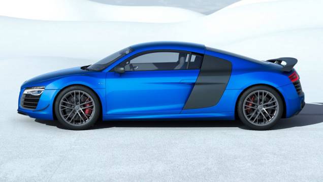 Sob o capô, o R8 LMX é equipado com motor 5.2 V10, oferecendo 562 cavalos de potência e 55 kgfm de torque | <a href="https://quatrorodas.abril.com.br/noticias/fabricantes/audi-apresenta-r8-lmx-782203.shtml" rel="migration">Leia mais</a>