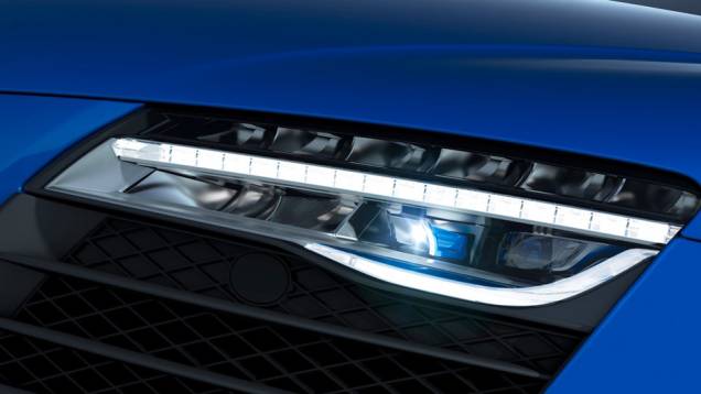 De acordo com a montadora, o coupé será o primeiro modelo produzido em série dotado da tecnologia de faróis de laser | <a href="https://quatrorodas.abril.com.br/noticias/fabricantes/audi-apresenta-r8-lmx-782203.shtml" rel="migration">Leia mais</a> De acordo com a montadora, o coupé será o primeiro modelo produzido em série dotado da tecnologia de faróis de laser | <a href="https://quatrorodas.abril.com.br/noticias/fabricantes/audi-apresenta-r8-lmx-782203.shtml" rel="migration">Leia mais</a>
