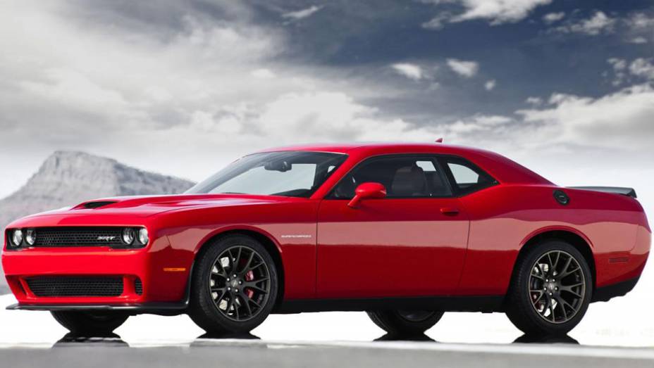 Também está disponível o sistema Drive Modes, com diferentes configurações de dirigibilidade disponíveis ao motorista | <a href="https://quatrorodas.abril.com.br/noticias/fabricantes/dodge-revela-challenger-srt-srt-hellcat-783358.shtml" rel="migration">Leia mais</a>