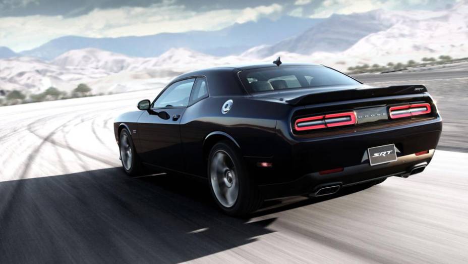 Quando o assunto é a motorização, as versões apresentam sensíveis diferenças. 485 cv para a SRT, 600 cv para a Hellcat | <a href="https://quatrorodas.abril.com.br/noticias/fabricantes/dodge-revela-challenger-srt-srt-hellcat-783358.shtml" rel="migration">Leia mais</a>