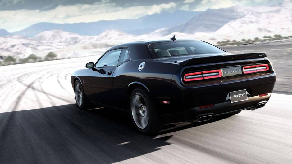 Quando o assunto &eacute; a motoriza&ccedil;&atilde;o, as vers&otilde;es apresentam sens&iacute;veis diferen&ccedil;as. 485 cv para a SRT, 600 cv para a Hellcat | <a href="https://quatrorodas.abril.com.br/noticias/fabricantes/dodge-revela-challenger-srt-srt-hellcat-783358.shtml" rel="migration">Leia mais</a>