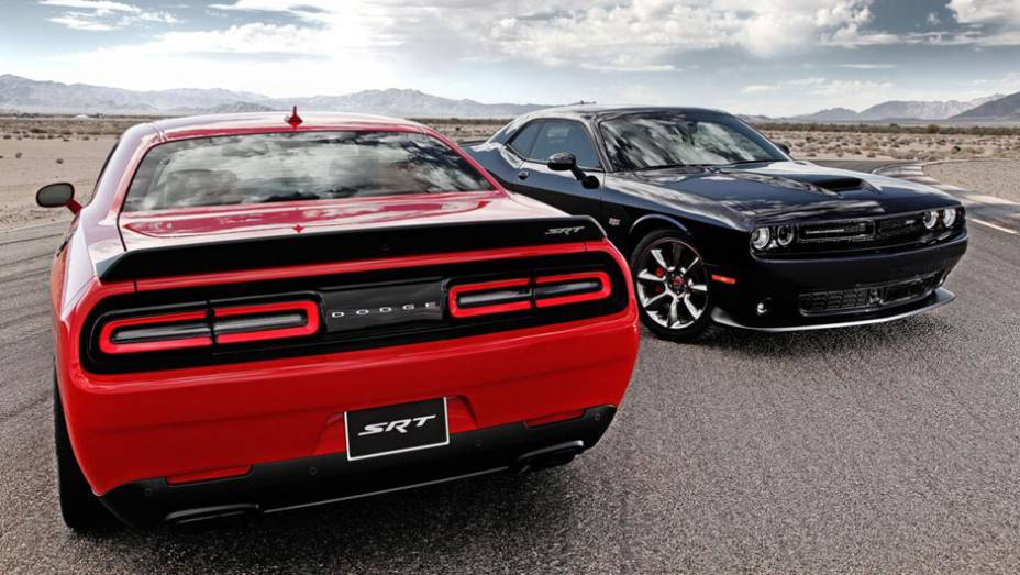 A Dodge apresentou nesta terça-feira (20) as versões de performance SRT e SRT Hellcat para o muscle car Challenger | <a href="https://quatrorodas.abril.com.br/noticias/fabricantes/dodge-revela-challenger-srt-srt-hellcat-783358.shtml" rel="migration">Leia mais</a>