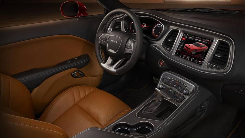 Por dentro, o volante esportivo tem base achatada, h&aacute; display de informa&ccedil;&otilde;es de sete polegadas e sistema multim&iacute;dia Uconnect com tela de 8,4 polegadas... | <a href="https://quatrorodas.abril.com.br/noticias/fabricantes/dodge-revela-challenger-srt-srt-hellc" rel="migration"></a>