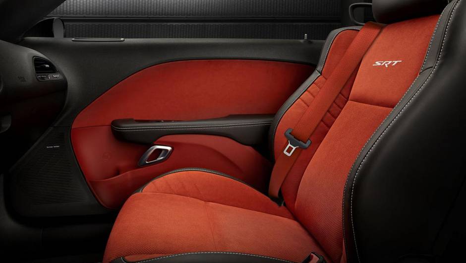 ... e os bancos s&atilde;o t&eacute;rmicos | <a href="https://quatrorodas.abril.com.br/noticias/fabricantes/dodge-revela-challenger-srt-srt-hellcat-783358.shtml" rel="migration">Leia mais</a>