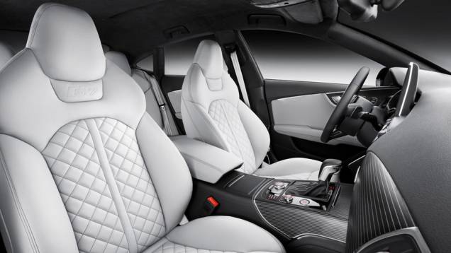 Por dentro, há novas opções de acabamento, com a utilização de materiais como alumínio, e revestimento em couro Valcona | <a href="https://quatrorodas.abril.com.br/noticias/fabricantes/audi-apresenta-novos-a7-s7-783598.shtml" rel="migration">Leia mais</a> Por dentro, há novas opções de acabamento, com a utilização de materiais como alumínio, e revestimento em couro Valcona | <a href="https://quatrorodas.abril.com.br/noticias/fabricantes/audi-apresenta-novos-a7-s7-783598.shtml" rel="migration">Leia mais</a>
