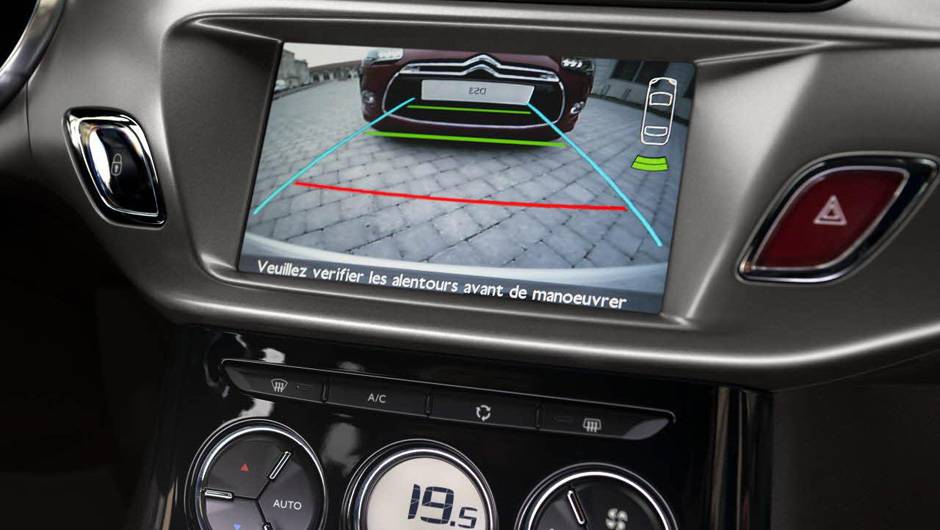 Por fim, DS3 e DS3 Cabrio poder&atilde;o contar agora com c&acirc;mera de r&eacute; compat&iacute;vel com o sistema multim&iacute;dia eMyWay | <a href="https://quatrorodas.abril.com.br/noticias/fabricantes/citroen-revela-facelift-ds3-ds3-cabrio-783578.shtml" rel="migration">Leia mais</a>
