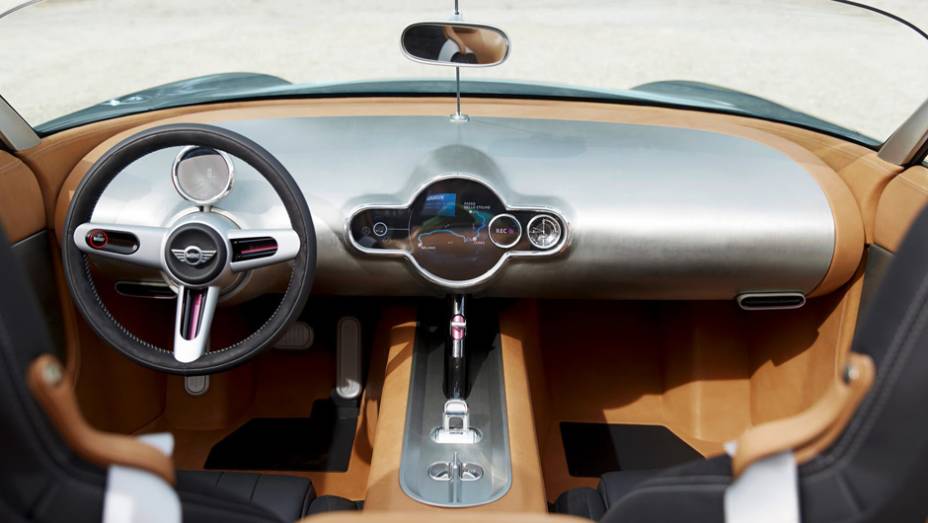 A ideia da marca foi tirar do interior do modelo todo excesso de equipamento e decoração | <a href="https://quatrorodas.abril.com.br/noticias/fabricantes/mini-superleggera-vision-concept-revelado-783801.shtml" rel="migration">Leia mais</a>