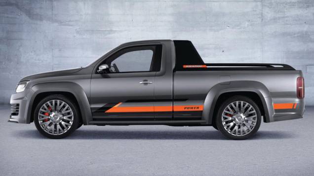 A picape recebeu alterações em sua carroceria, com kit aerodinâmico que potencializa o visual agressivo do modelo | <a href="https://quatrorodas.abril.com.br/noticias/fabricantes/surgem-imagens-vw-amarok-power-concept-784231.shtml" rel="migration">Leia mais</a>