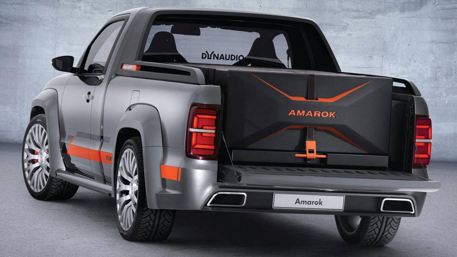 Os far&oacute;is s&atilde;o de LED e, na traseira, podem ser vistas as duas ponteiras de escapamento | <a href="https://quatrorodas.abril.com.br/noticias/fabricantes/surgem-imagens-vw-amarok-power-concept-784231.shtml" rel="migration">Leia mais</a>