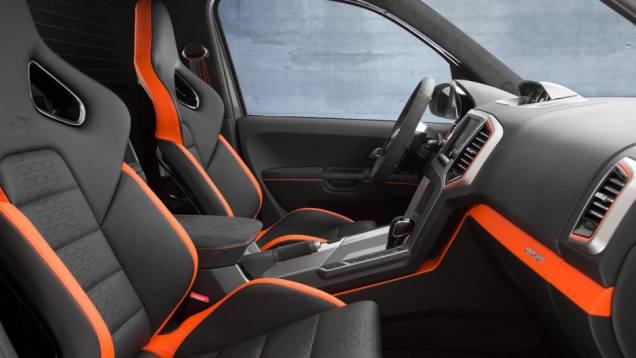Por dentro, é possível identificar os bancos revestidos em couro Alcantara de dois tons e acabamento na cor laranja | <a href="https://quatrorodas.abril.com.br/noticias/fabricantes/surgem-imagens-vw-amarok-power-concept-784231.shtml" rel="migration">Leia mais</a> Por dentro, é possível identificar os bancos revestidos em couro Alcantara de dois tons e acabamento na cor laranja | <a href="https://quatrorodas.abril.com.br/noticias/fabricantes/surgem-imagens-vw-amarok-power-concept-784231.shtml" rel="migration">Leia mais</a>